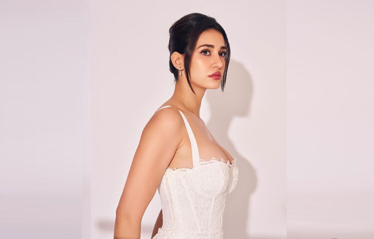 মেকআপের দিক থেকেও দিশা রেখেছেন সরলতা-ন্যুড টোনে হালকা ছোঁয়া, যেন তার স্বাভাবিক সৌন্দর্যই হয়ে ওঠে কেন্দ্রবিন্দু।