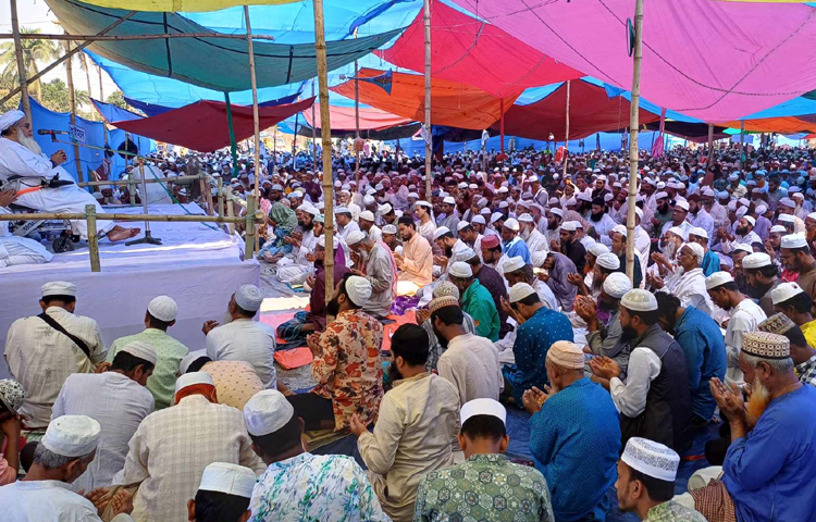 বেলা ১১টা ৩৫ মিনিটে আখেরি মোনাজাতের মধ্যদিয়ে শেষ হয়েছে চাঁদপুরে তিন দিনব্যাপী তাবলিগ জামায়াতের জেলা ইজতেমা। ছবি: শরীফুল ইসলাম