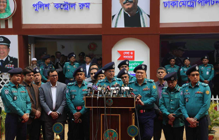 রাজধানীর সোহরাওয়ার্দী উদ্যান অমর একুশে বইমেলার নিরাপত্তা ব্যবস্থা পরিদর্শন শেষে সাংবাদিকদের এক প্রশ্নের জবাবে ঢাকা মহানগর পুলিশের (ডিএমপি) কমিশনার হাবিবুর রহমান বলেন, বইমেলায় জঙ্গি হামলার কোনো হুমকি নেই। ছবি: বিপ্লব দীক্ষিত