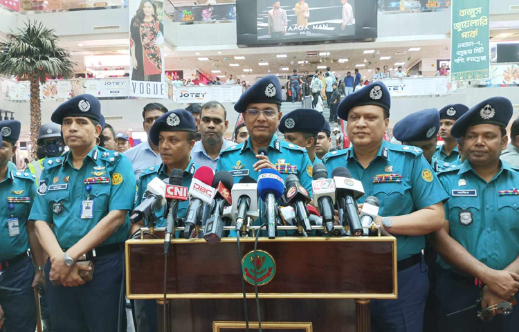 ঈদযাত্রায় ছোট যানবাহন এড়িয়ে বড় যানবাহনে যাতায়াত করা অধিক নিরাপদ বলে মন্তব্য করেছেন ঢাকা মহানগর পুলিশ (ডিএমপি) কমিশনার হাবিবুর রহমান। ছবি: তৌহিদুজ্জামান তন্ময়