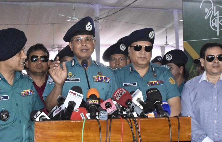আসন্ন ঈদুল ফিতরে জঙ্গি তৎপরতার কোনো আশঙ্কা নেই বলে জানিয়েছেন ঢাকা মেট্রোপলিটন পুলিশের কমিশনার হাবিবুর রহমান। ছবি: বিপ্লব দীক্ষিত