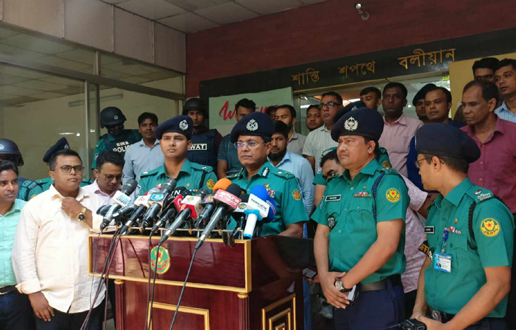 বাংলাদেশ পুলিশ শুধু আইনশৃঙ্খলা রক্ষায় নয়, মানবিকতায়ও অনন্য নজির স্থাপন করেছে বলে মন্তব্য করেছেন ঢাকা মেট্রোপলিটন পুলিশ (ডিএমপি) কমিশনার হাবিবুর রহমান। ছবি: তৌহিদুজ্জামান তন্ময়