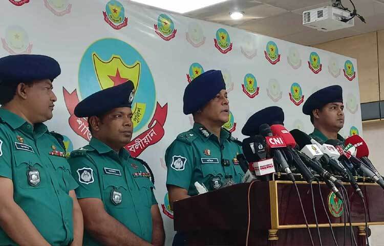 ঢাকা মহানগর পুলিশের (ডিএমপি) মিডিয়া সেন্টারে আয়োজিত সংবাদ সম্মেলনে অতিরিক্ত পুলিশ কমিশনার (ক্রাইম অ্যান্ড অপস) ড. খ. মহিদ উদ্দিন। ছবি: তৌহিদুজ্জামান তন্ময়