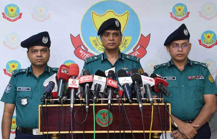 ঢাকা মহানগর (ডিএমপি) পুলিশের নবনিযুক্ত কমিশনার মো. মাইনুল হাসান বলেছেন, এরই মধ্যে কিছু ভিআইপিকে গ্রেফতার করে রিমান্ডে আনা হয়েছে। ছাত্র আন্দোলনের বিরুদ্ধে যারা অর্থ, পরামর্শ ও বক্তৃতা কিংবা বিবৃতি দিয়ে উৎসাহিত করেছেন এসব বিষয় তাদেরকে জিজ্ঞাসাবাদ করা হচ্ছে। ছবি: তৌহিদুজ্জামান তন্ময়