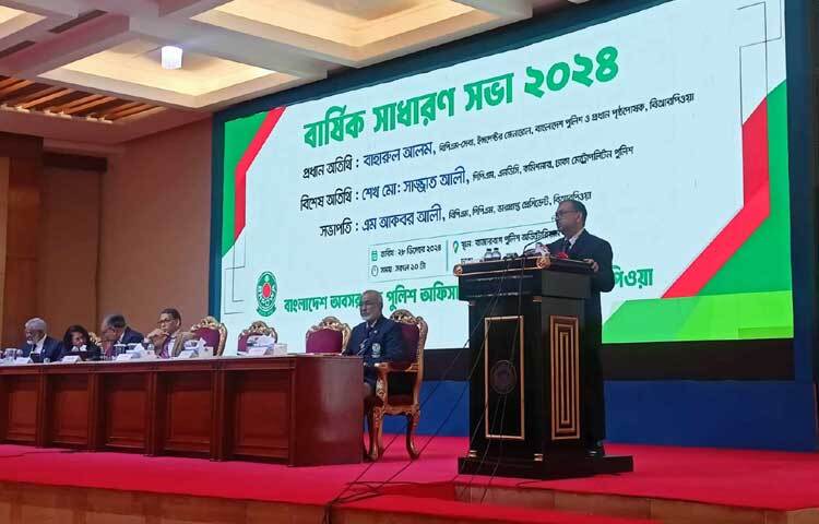 জুলাই-আগস্টের গণঅভ্যুত্থানে পুলিশের ভূমিকা প্রশ্নবিদ্ধ হয়ে থাকবে বলে উল্লেখ করে ডিএমপি কমিশনার শেখ মো. সাজ্জাত আলী বলেছেন, এখনো বিভিন্ন অনুষ্ঠানে যেয়ে নিজেদের পুলিশ অফিসার পরিচয় দিতে লজ্জাবোধ করছি। ছবি: তৌহিদুজ্জামান তন্ময়