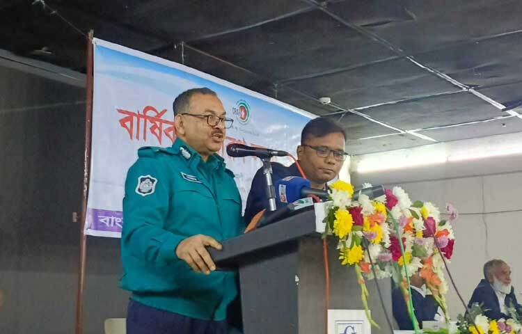 সম্প্রতি ঢাকায় ছিনতাই প্রবণতা বেড়ে যাওয়ার কথা স্বীকার করে নিজের মোবাইল ও ব্যাগ নিজ দায়িত্বে নিরাপদে রাখার মাধ্যমে পুলিশকে ‘সহায়তা’ করতে বলেছেন ঢাকা মহানগর পুলিশ (ডিএমপি) কমিশনার শেখ মো. সাজ্জাত আলী। ছবি: তৌহিদুজ্জামান তন্ময়