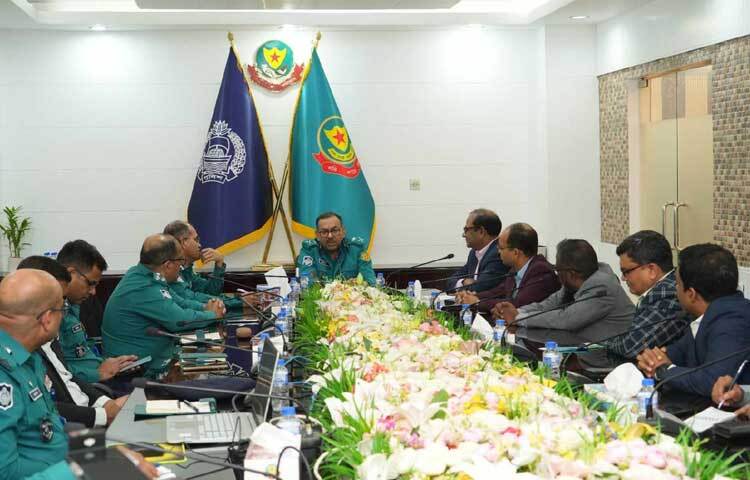 কুষ্টিয়া থেকে গ্রেফতার করে আনার পর রাজধানীর উত্তরা পূর্ব থানা থেকে পালানো সাবেক ওসি শাহ আলম এখনো ধরা পড়েনি। যদিও তাকে পুনরায় গ্রেফতারে সারাদেশে রেড এলার্ট জারি করেছিল পুলিশ। ছবি: তৌহিদুজ্জামান তন্ময়