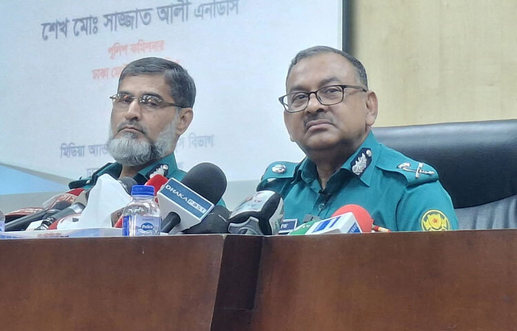 ঢাকা নগরবাসীকে অনুরোধ জানিয়ে ডিএমপি কমিশনার শেখ মো. সাজ্জাত আলী বলেছেন, অপরিচিত কাউকে আশ্রয় দেবেন না। নিজের মোটরসাইকেল ও যানবাহন ভাড়া দেওয়ার আগে যাচাই করুন। কোনো দুর্বৃত্তের হাতে চলে যাচ্ছে কি না তা খেয়াল রাখবেন। ছবি: তৌহিদুজ্জামান তন্ময়