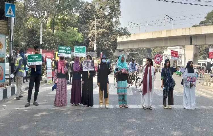 রাজধানীতে শব্দদূষণ রোধে বিভিন্ন স্থানকে ‘নীরব জোন’ ঘোষণা করা হয়েছে। এই ‘নীরব জোন’ বাস্তবায়নে রাজধানীর সমন্বিত অভিযান পরিচালনা করেছে ঢাকা মহানগর পুলিশ (ডিএমপি)।