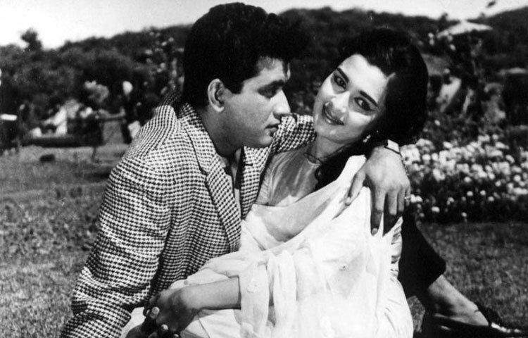 দো বাদান (১৯৬৬): এই সিনেমায় ধর্মেন্দ্র ছিলেন একজন হৃদয়ভাঙা প্রেমিক, যার নিঃস্বার্থ প্রেম দর্শকদের চোখে জল এনে দেয়। “ভুলা না দে সে” গানের সঙ্গে তার সংযত অভিনয় আজও অমর।