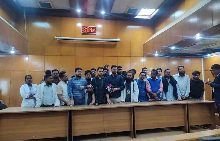 ভাতা বাড়ানোর ঘোষণার পর আন্দোলন থেকে সরে গেলেন পোস্ট গ্র্যাজুয়েট ট্রেইনি চিকিৎসকরা। নতুন করে ভাতা বৃদ্ধি করার প্রজ্ঞাপন মেনে নিয়ে আন্দোলন স্থগিত ঘোষণা করেছেন আন্দোলনকারীরা। ছবি: আবদুল্লাহ আল মিরাজ