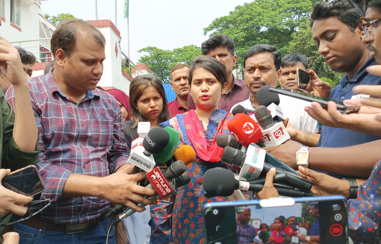 বাবার হত্যার বিচার চান ঝিনাইদহ-৪ আসনের সংসদ সদস্য আনোয়ারুল আজীম আনারের মেয়ে মুমতারিন ফেরদৌস ডরিন। ছবি: তৌহিদুজ্জামান তন্ময়