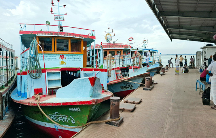 বৈরী আবহাওয়ার কারণে পদ্মা নদী উত্তাল থাকায় দুর্ঘটনা এড়াতে বন্ধ রয়েছে দৌলতদিয়া-পাটুরিয়া নৌরুটে লঞ্চ চলাচল। ছবি: রুবেলুর রহমান