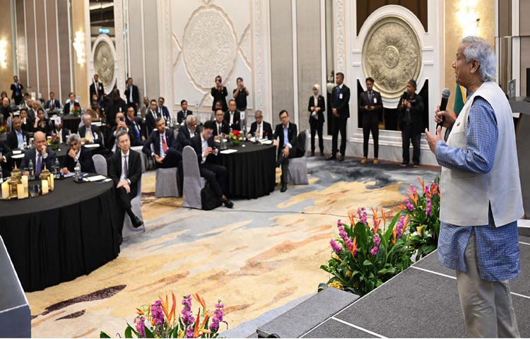 মালয়েশিয়ায় বাংলাদেশ হাইকমিশন, বিডা এবং এমআইটিআই আয়োজিত বিজনেস ফোরামে বক্তৃতা করেন প্রধান উপদেষ্টা প্রফেসর মুহাম্মদ ইউনূস। ছবি: পিআইডি