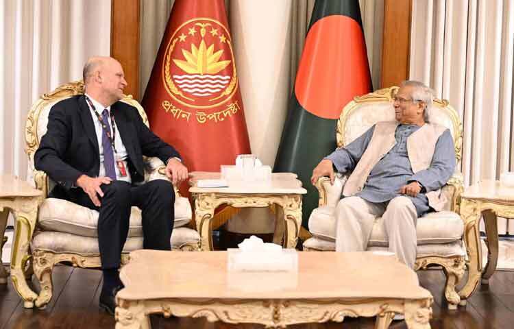 রাষ্ট্রীয় অতিথি ভবন যমুনায় প্রধান উপদেষ্টা অধ্যাপক মুহাম্মদ ইউনূস এর সঙ্গে সৌজন্য সাক্ষাৎ করছেন জাতিসংঘের শরণার্থী বিষয়ক হাইকমিশনার (ইউএনএইচসিআর) এর নবনিযুক্ত দেশ প্রতিনিধি ইভো ফ্রিজসেন। ছবি: সিএ প্রেস উইং