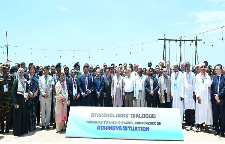 কক্সবাজারে রোহিঙ্গা সংকট নিয়ে আয়োজিত তিন দিনের স্টেকহোল্ডার্স ডায়ালগ: টেকঅ্যাওয়ে টু দ্য হাই-লেভেল কনফারেন্স অন দ্য রোহিঙ্গা সিচুয়েশন শীর্ষক আন্তর্জাতিক সংলাপে অংশগ্রহণকারীদের সঙ্গে ফটোসেশনে অংশ নেন প্রধান উপদেষ্টা প্রফেসর মুহাম্মদ ইউনূস। ছবি: পিআইডি