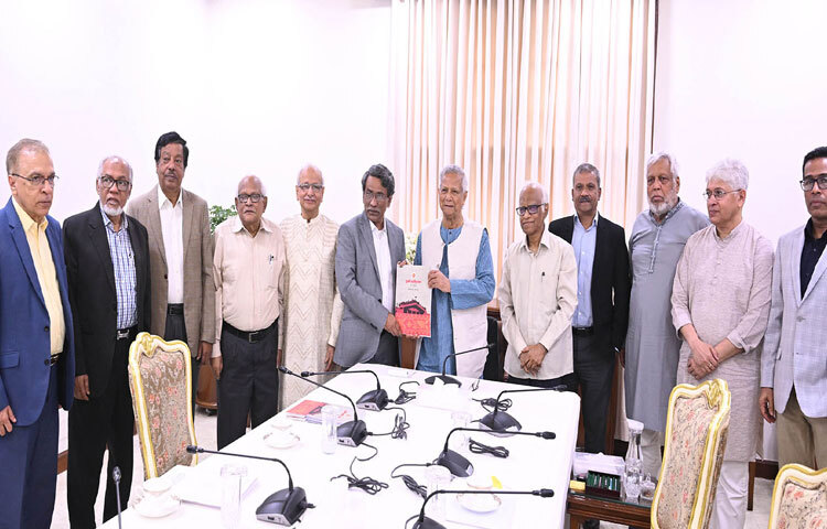 প্রধান উপদেষ্টা প্রফেসর মুহাম্মদ ইউনূসের কাছে ঢাকায় রাষ্ট্রীয় অতিথি ভবন যমুনায় জাতীয় ঐকমত্য কমিশন জুলাই জাতীয় সনদ বাস্তবায়নের উপায় সম্পর্কিত সুপারিশ হস্তান্তর করে। ছবি: পিআইডি