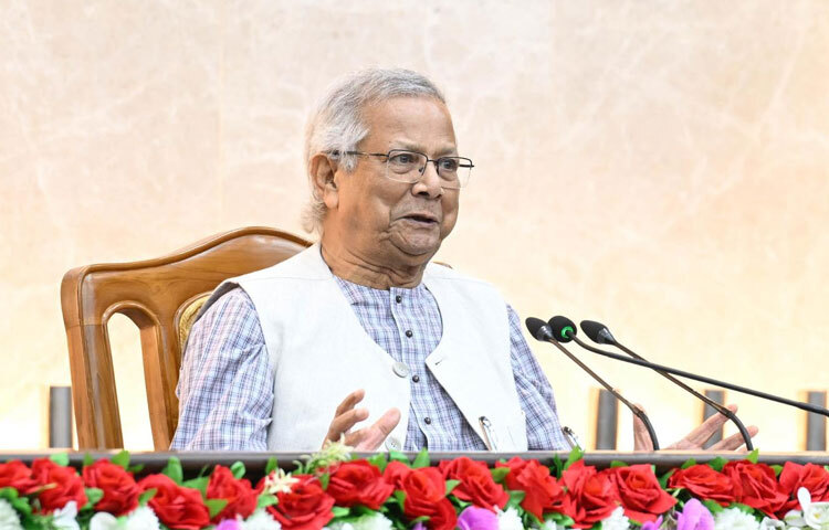 প্রধান উপদেষ্টার কার্যালয়ে সদ্য পদায়নকৃত ৫০ জেলা প্রশাসকসহ ৬৪ জেলার প্রশাসকদের উদ্দেশ্যে বক্তব্য প্রদান করেন প্রধান উপদেষ্টা প্রফেসর মুহাম্মদ ইউনূস। ছবি: সিএ প্রেস উইং