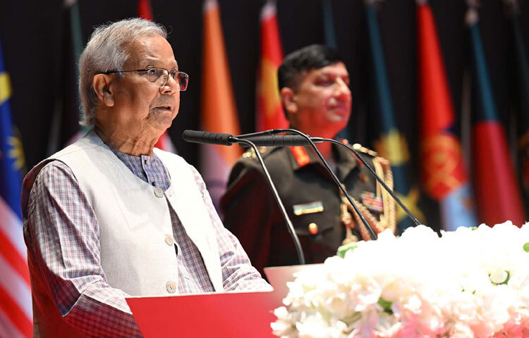 ঢাকায় ন্যাশনাল ডিফেন্স কলেজে ‘ন্যাশনাল ডিফেন্স কোর্স’ ও ‘আর্মড ফোর্সেস ওয়ার কোর্স’ এর গ্র্যাজুয়েশন সেরেমনি-২০২৫ এ বক্তৃতা করেন প্রধান উপদেষ্টা প্রফেসর মুহাম্মদ ইউনূস। ছবি: পিআইডি