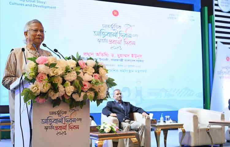রাজধানীর ওসমানী স্মৃতি মিলনায়তনে অভিবাসী দিবস উপলক্ষে প্রবাসী কল্যাণ ও বৈদেশিক কর্মসংস্থান মন্ত্রণালয় এক অনুষ্ঠানে প্রধান অতিথির বক্তব্যে রাখেন অন্তর্বর্তী সরকারের প্রধান উপদেষ্টা অধ্যাপক মুহাম্মদ ইউনূস। ছবি: সিএ প্রেস উইং