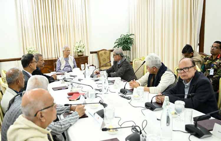 বিএনপি চেয়ারপারসন ও সাবেক প্রধানমন্ত্রী খালেদা জিয়ার মৃত্যুতে তার দাফন-কাফন, জানাজা, আইনশৃঙ্খলাসহ সার্বিক বিষয় নিয়ে বৈঠকে বসেছেন উপদেষ্টারা।