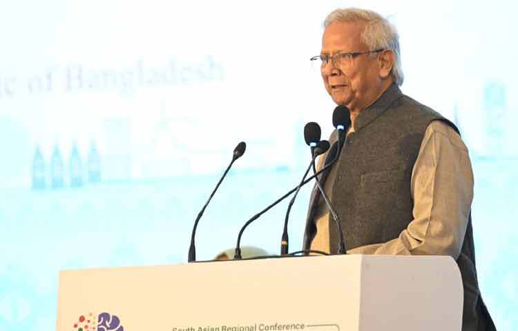 প্রধান উপদেষ্টা প্রফেসর মুহাম্মদ ইউনূস রাজধানীর একটি হোটেলে ‘উচ্চশিক্ষার বর্তমান অবস্থা ও ভবিষ্যৎ দিকনির্দেশনা ২০২৬’ শীর্ষক তিন দিনব্যাপী দক্ষিণ এশীয় আঞ্চলিক সম্মেলনের উদ্বোধন করেন। ছবি: সিএ প্রেস উইং