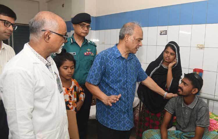 স্বরাষ্ট্র উপদেষ্টা লেফটেন্যান্ট জেনারেল মো. জাহাঙ্গীর আলম চৌধুরী (অব.) ঢাকায় শেরেবাংলা নগরে জাতীয় চক্ষু বিজ্ঞান ইনস্টিটিউট ও হাসপাতালে চিকিৎসাধীন বৈষম্যবিরোধী ছাত্র আন্দোলনে আহতদের দেখতে যান এবং চিকিৎসার খোঁজখবর নেন। ছবি: পিআইডি