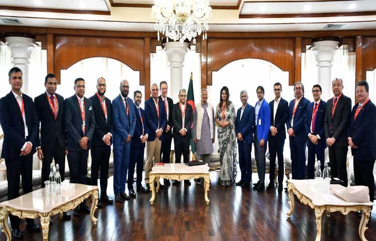 প্রধান উপদেষ্টা প্রফেসর মুহাম্মদ ইউনূসের সাথে শুভেচ্ছা বিনিময় শেষে ফটোসেশনে অংশ নেন বিভিন্ন কোম্পানির প্রধান নির্বাহী কর্মকর্তারা। ছবি: পিআইডি