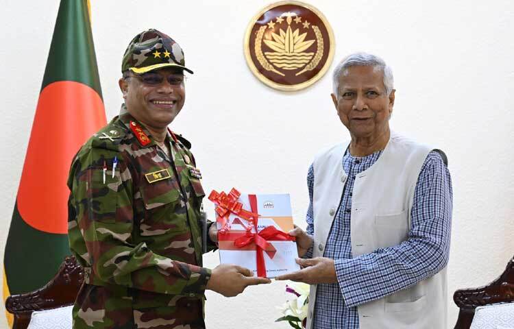 প্রধান উপদেষ্টা প্রফেসর মুহাম্মদ ইউনূসের কাছে ঢাকায় তেজগাঁওয়ে তার কার্যালয়ে বেপজার নির্বাহী চেয়ারম্যান মেজর জেনারেল আবুল কালাম মোহাম্মদ জিয়াউর রহমান সংস্থাটির বার্ষিক প্রতিবেদন পেশ করেন। ছবি: পিআইডি