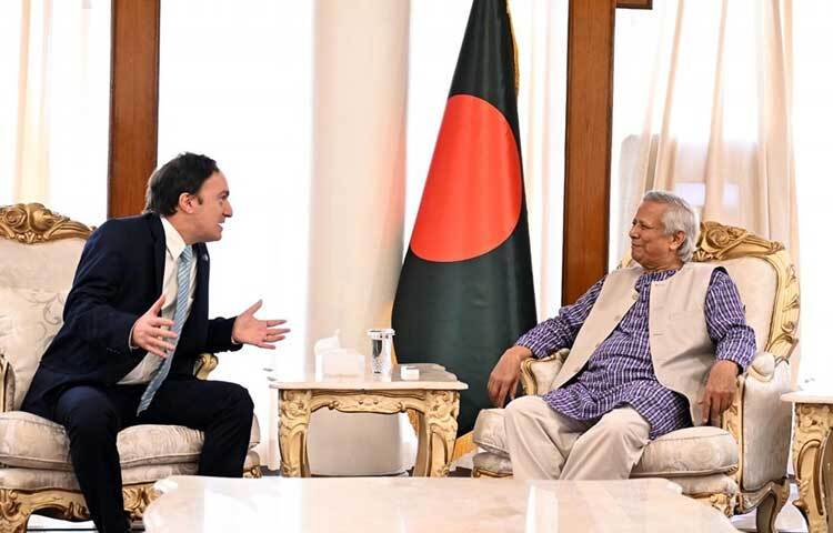 প্রধান উপদেষ্টা প্রফেসর মুহাম্মদ ইউনূসের সাথে ঢাকায় রাষ্ট্রীয় অতিথি ভবন যমুনায় সাক্ষাৎ করেন বাংলাদেশে আর্জেন্টিনার রাষ্ট্রদূত মার্সেলো কার্লোস। ছবি: পিআইডি