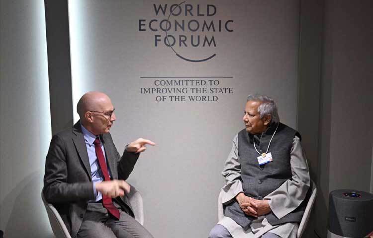 প্রধান উপদেষ্টা প্রফেসর মুহাম্মদ ইউনূসের সঙ্গে আজ সুইজারল্যান্ডের ডাভোসে অনুষ্ঠিত বিশ্ব অর্থনৈতিক ফোরামের সাইডলাইনে জাতিসংঘের মানবাধিকার বিষয়ক হাইকমিশনার ভলকার তুর্ক সাক্ষাৎ করেন। ছবি: পিআইডি