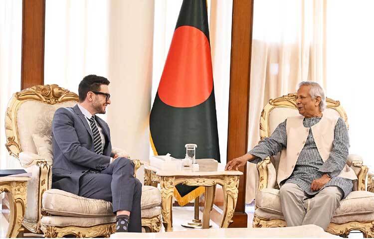 ঢাকায় রাষ্ট্রীয় অতিথি ভবন যমুনায় প্রধান উপদেষ্টা প্রফেসর মুহাম্মদ ইউনূসের সঙ্গে সাক্ষাৎ করেন যুক্তরাষ্ট্রের বিলিওনিয়ার ও ফিলাথ্রপিস্ট জর্জ সোরোসের ছেলে এবং ওপেন সোসাইটি ফাউন্ডেশনের (ওএসএফ) চেয়ার অ্যালেক্স সোরোস। ছবি: পিআইডি