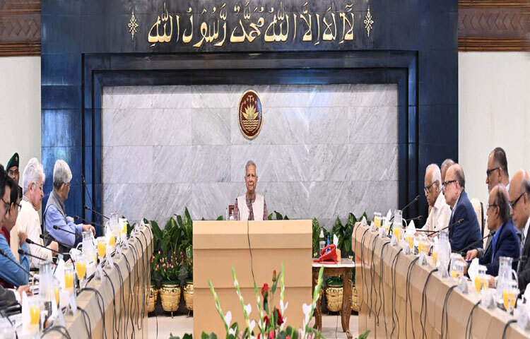 প্রধান উপদেষ্টা প্রফেসর মুহাম্মদ ইউনূস আজ ঢাকায় তেজগাঁওয়ে তার কার্যালয়ে অর্থনৈতিক কৌশল নির্ধারণী বৈঠকে সভাপতিত্ব করেন। ছবি: পিআইডি