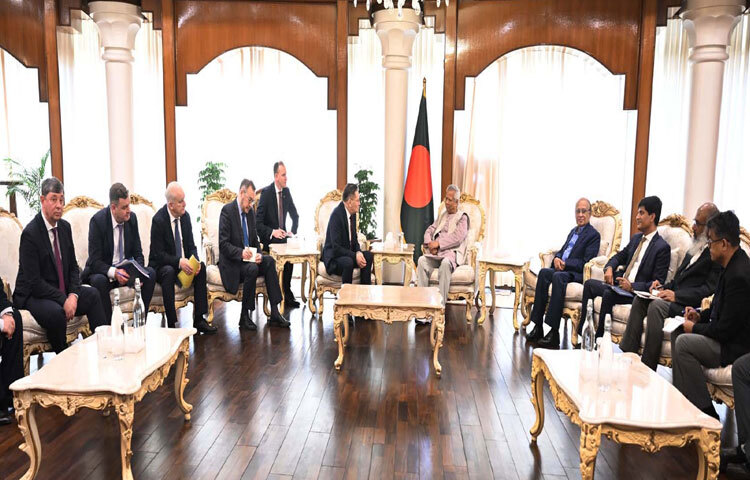 প্রধান উপদেষ্টা প্রফেসর মুহাম্মদ ইউনূসের সঙ্গে ঢাকায় রাষ্ট্রীয় অতিথি ভবন যমুনায় রাশিয়ার রাষ্ট্রীয় পরমাণু শক্তি করপোরেশন রোসাটমের ডিরেক্টর জেনারেল আলেক্সি লিখাচেভের নেতৃত্বে প্রতিনিধিদল সাক্ষাৎ করেন। ছবি: পিআইডি