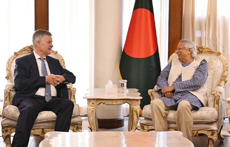 প্রধান উপদেষ্টা প্রফেসর মুহাম্মদ ইউনূসের সঙ্গে ঢাকায় রাষ্ট্রীয় অতিথি ভবন যমুনায় সাক্ষাৎ করেন নরওয়ের সাবেক ডিপ্লোমেট এন্ড মিনিস্টার এরিক সোলহেইম। ছবি: পিআইডি
