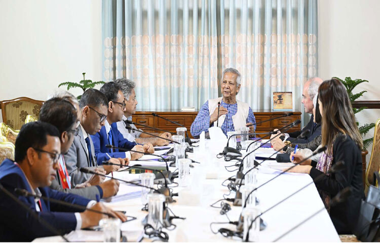 প্রধান উপদেষ্টা প্রফেসর মুহাম্মদ ইউনূসের সঙ্গে ঢাকায় রাষ্ট্রীয় অতিথি ভবন যমুনায় সাক্ষাৎ করেন ইন্টারন্যাশনাল লেবার অর্গানাইজেশনের (আইএলও) প্রতিনিধিদল। ছবি: পিআইডি
