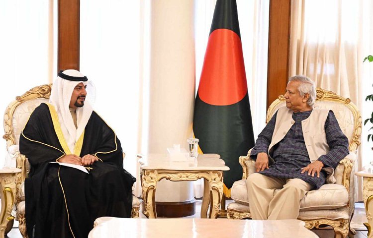 প্রধান উপদেষ্টা প্রফেসর মুহাম্মদ ইউনূসের সঙ্গে ঢাকায় রাষ্ট্রীয় অতিথি ভবন যমুনায় সাক্ষাৎ করেন বাংলাদেশে কুয়েতের রাষ্ট্রদূত আলী তুনিয়ান আব্দুল ওয়াহাব হামাদাহ। ছবি: পিআইডি
