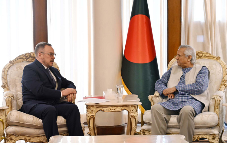 প্রধান উপদেষ্টা প্রফেসর মুহাম্মদ ইউনূসের সঙ্গে ঢাকায় রাষ্ট্রীয় অতিথি ভবন যমুনায় সাক্ষাৎ করেন বাংলাদেশে রাশিয়ার রাষ্ট্রদূত আলেকজান্ডার গ্রিগোরিভিচ খোজিন। ছবি: পিআইডি