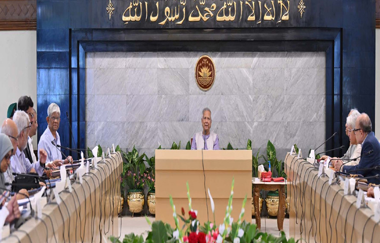 প্রধান উপদেষ্টা প্রফেসর মুহাম্মদ ইউনূস ঢাকায় তেজগাঁওয়ে তার কার্যালয়ে উপদেষ্টা পরিষদের সভায় সভাপতিত্ব করেন। ছবি: পিআইডি