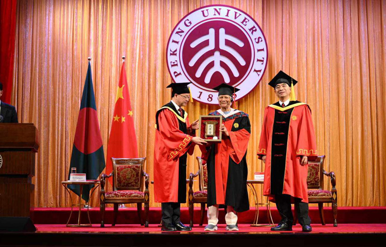 বাংলাদেশ সরকারের প্রধান উপদেষ্টা অধ্যাপক মুহাম্মদ ইউনূসকে চীনের পিকিং বিশ্ববিদ্যালয় সম্মানসূচক ডক্টরেট ডিগ্রি প্রদান করেছে। ছবি: ফেসবুক থেকে