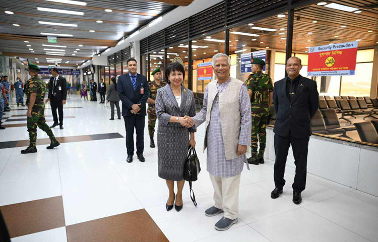 দক্ষিণ এশিয়ার শীর্ষ নেতাদের অংশগ্রহণে বিমসটেকের ষষ্ঠ শীর্ষ সম্মেলনে যোগ দিতে সকালে ব্যাংককের উদ্দেশ্যে ঢাকা ত্যাগ করেছেন অন্তর্বর্তী সরকারের প্রধান উপদেষ্টা অধ্যাপক মুহাম্মদ ইউনূস। ছবি: পিআইডি