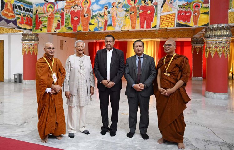 আন্তর্জাতিক বৌদ্ধ বিহারে ‘সম্প্রীতি ভবন’ এর ভিত্তিপ্রস্তর স্থাপন করে মন্দিরের বিভিন্ন অংশ পরিদর্শনকালে ফটোসেশনে অংশ নেন প্রধান উপদেষ্টা প্রফেসর মুহাম্মদ ইউনূস। ছবি: পিআইডি