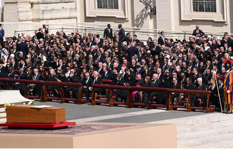 ভ্যাটিকান সিটির সেন্ট পিটার্স ব্যাসিলিকায় ক্যাথলিক চার্চের প্রধান এবং ভ্যাটিকান সিটি স্টেটের রাষ্ট্রপ্রধান পোপ ফ্রান্সিসের শেষকৃত্যে যোগ দিয়েছেন প্রধান উপদেষ্টা প্রফেসর মুহাম্মদ ইউনূস। ছবি: পিআইডি