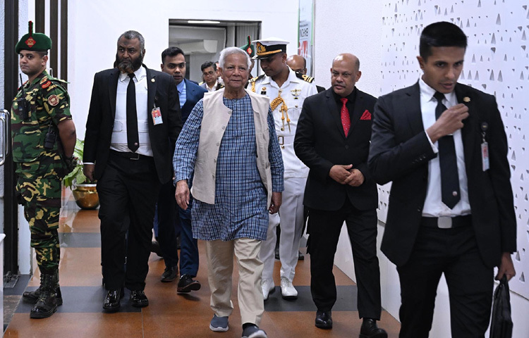 প্রধান উপদেষ্টা প্রফেসর মুহাম্মদ ইউনূস ভ্যাটিকান সিটির সেন্ট পিটার্স ব্যাসিলিকায় পোপ ফ্রান্সিসের শেষকৃত্যে যোগদান শেষে আজ হযরত শাহজালাল আন্তর্জাতিক বিমানবন্দরে অবতরণ করেন। ছবি: পিআইডি