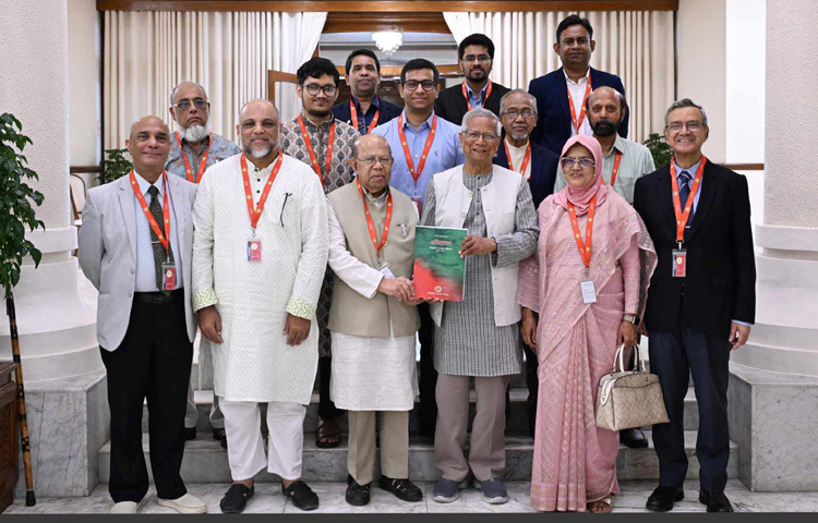 প্রধান উপদেষ্টা প্রফেসর মুহাম্মদ ইউনূসের কাছে ঢাকায় রাষ্ট্রীয় অতিথি ভবন যমুনায় স্বাস্থ্যখাত সংস্কার কমিশনের প্রতিবেদন হস্তান্তর করা হয়। ছবি: পিআইডি