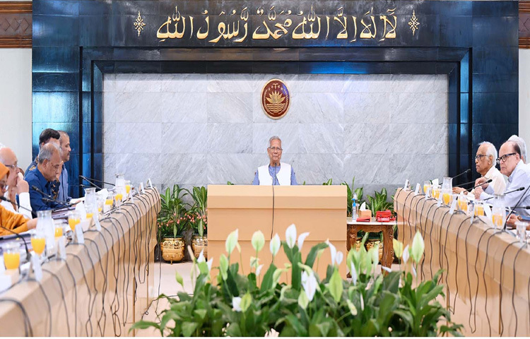 প্রধান উপদেষ্টা প্রফেসর মুহাম্মদ ইউনূস ঢাকায় তেজগাঁওয়ে তার কার্যালয়ে উপদেষ্টা পরিষদের বৈঠকে সভাপতিত্ব করেন। ছবি: পিআইডি