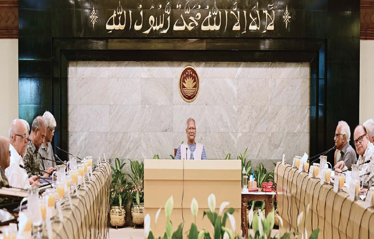 প্রধান উপদেষ্টা প্রফেসর মুহাম্মদ ইউনূস ঢাকায় তেজগাঁওয়ে তার কার্যালয়ে উপদেষ্টা পরিষদের সভায় সভাপতিত্ব করেন। ছবি: পিআইডি