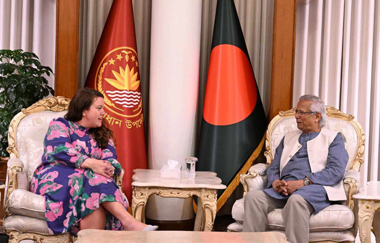 অন্তর্বর্তী সরকারের প্রধান উপদেষ্টা ড. মুহাম্মদ ইউনূসের সঙ্গে রাষ্ট্রীয় অতিথি ভবন যমুনায় সঙ্গে সাক্ষাৎ নরওয়ে সরকারের আন্তর্জাতিক উন্নয়নবিষয়ক স্টেট সেক্রেটারি স্টিন রেনাতে হোহেইম। ছবি: সিএ প্রেস উইং