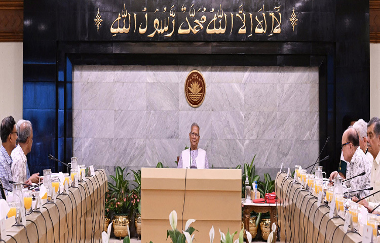 প্রধান উপদেষ্টা প্রফেসর মুহাম্মদ ইউনূস ঢাকায় তেজগাঁওয়ে তার কার্যালয়ে উপদেষ্টা পরিষদের সভায় সভাপতিত্ব করেন। ছবি: পিআইডি