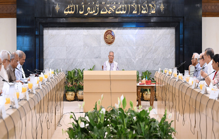 প্রধান উপদেষ্টা প্রফেসর মুহাম্মদ ইউনূস ঢাকায় তেজগাঁওয়ে তার কার্যালয়ে ২০২৪-২৫ অর্থবছরের সংশোধিত এবং ২০২৫-২৬ অর্থবছরের প্রস্তাবিত বাজেট বিষয়ক উপদেষ্টা পরিষদের সভায় সভাপতিত্ব করেন। ছবি: পিআইডি